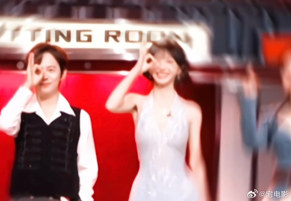 田曦薇挪一小步我被萌晕五分钟你好星期六田曦薇只是轻轻挪了一小步，软萌感瞬间扑面而