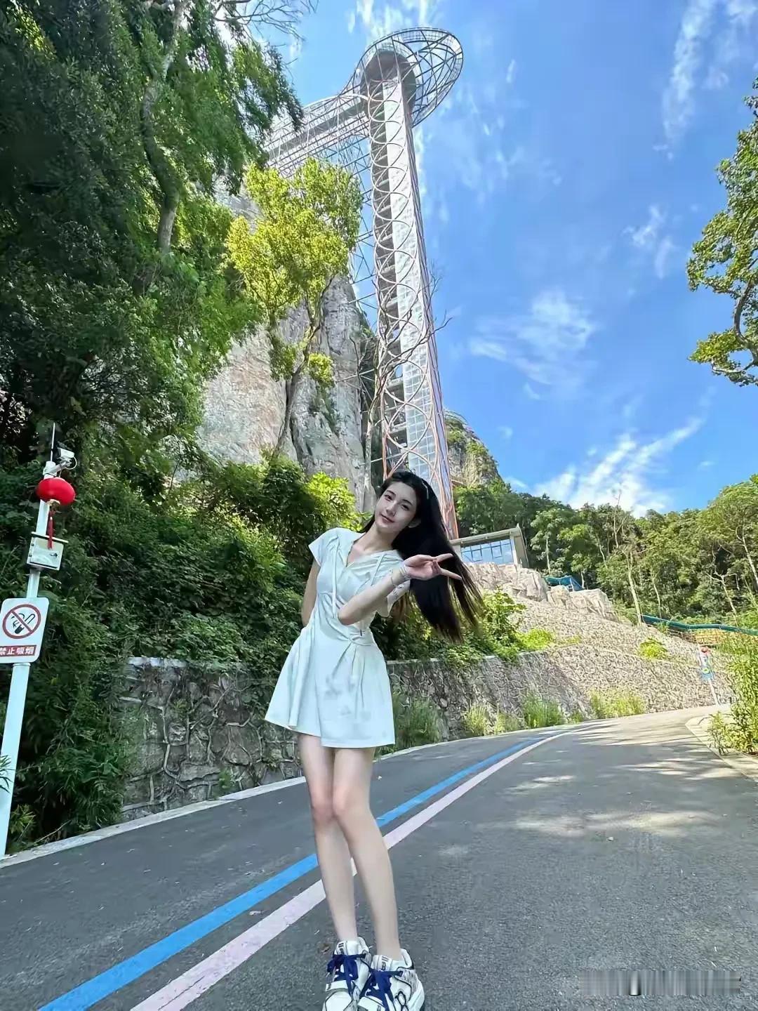 白裙飞舞凌空舞，瑰丽身姿展风姿。#靓妹倩影分享# #生活美图欣赏# #分享美少女