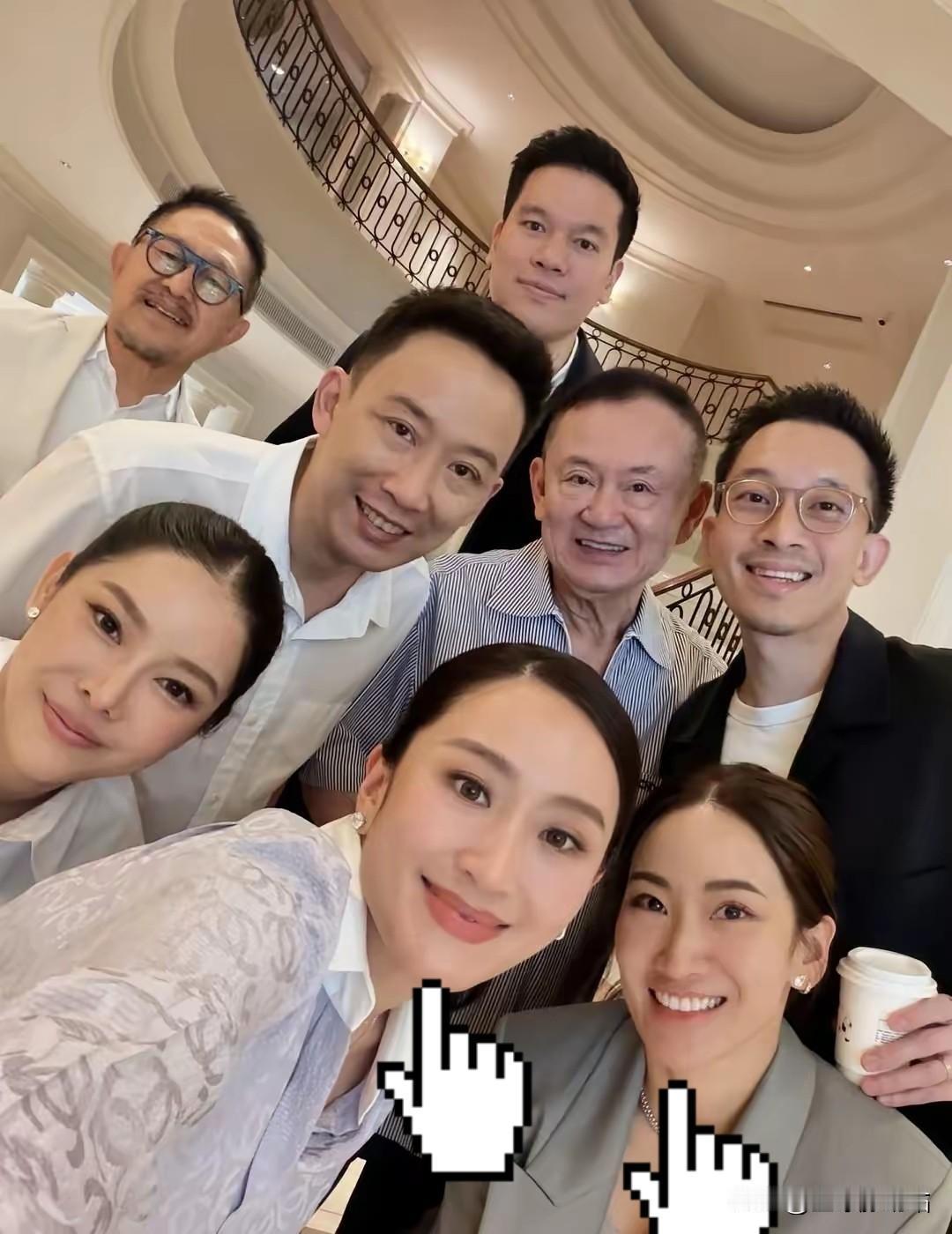 泰国前总理他信的全家福，
每个人都洋溢笑脸，
其中两位女儿长得好像双胞胎，
一时