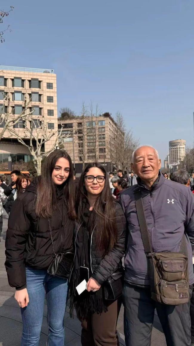 九十八高龄的爷爷在西湖边飙英语，这一幕凭什么火遍全网？不是因为炫技，而是因为这股