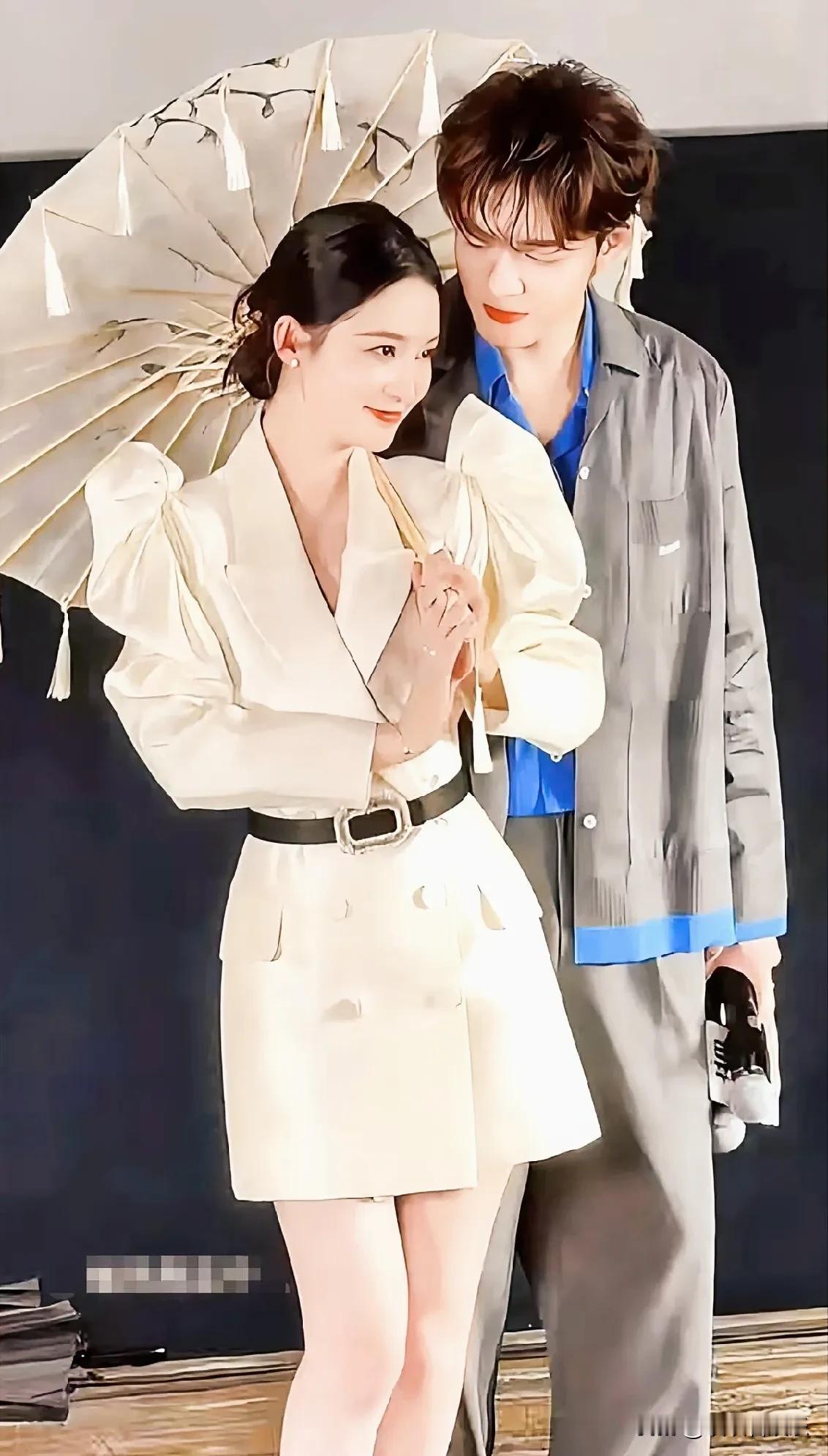 右边是曾舜晞icon ，左边女生是谁？身着淡雅的裙子，面带甜美微笑，散发着淡淡的
