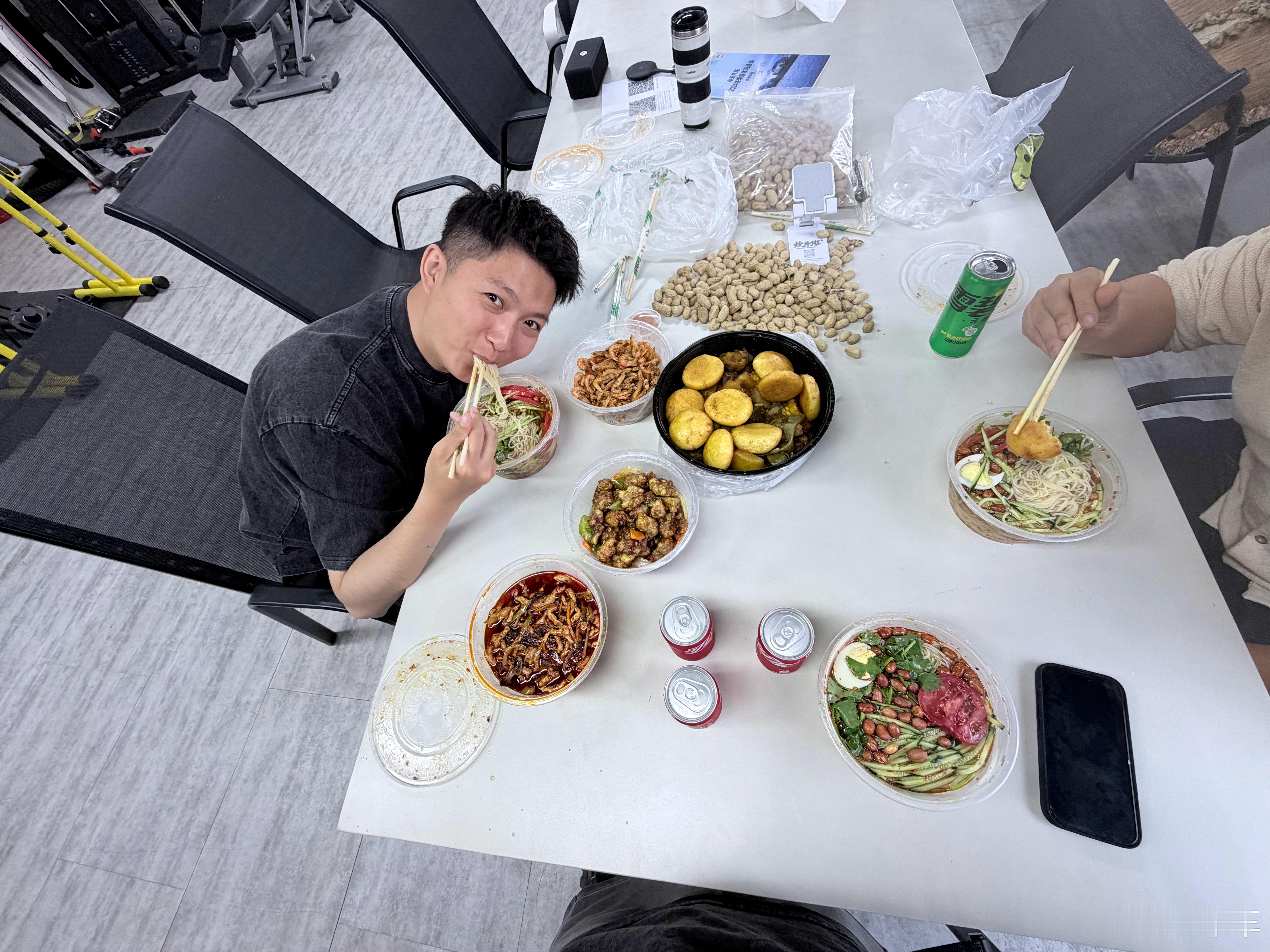 简简单单四个菜：溜肉段，东北大丰收，炸小河虾，鱼香肉丝，各位都吃了没