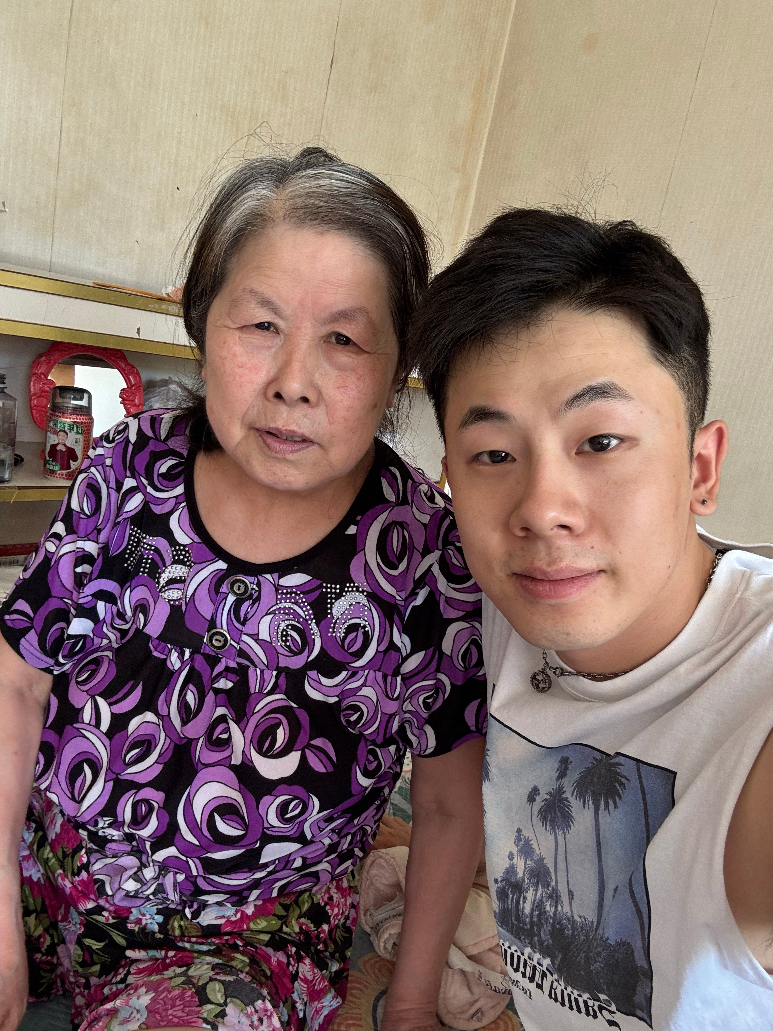 姥姥：我都啥样了，脸通红。 ​​​