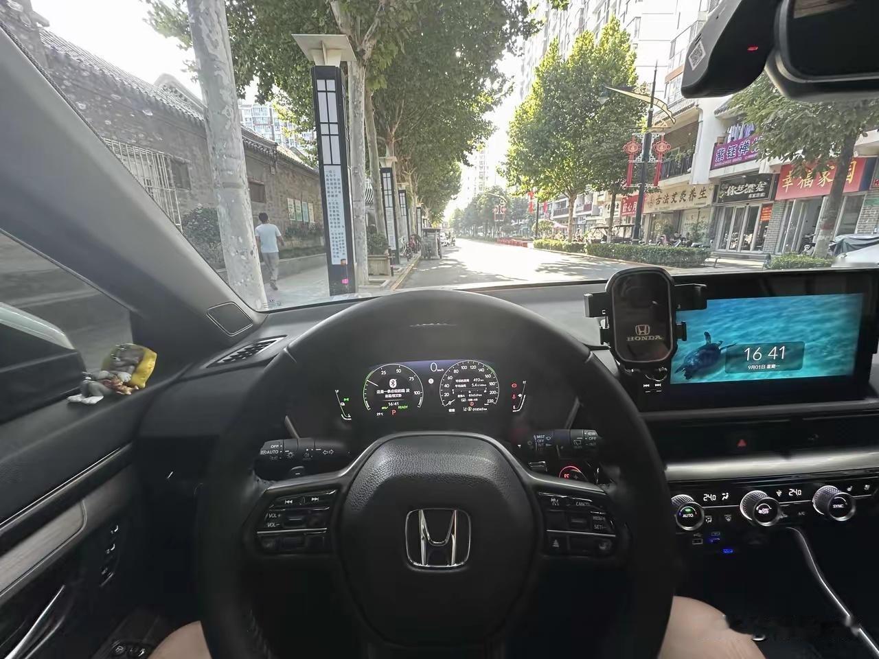 混动CR-V用车半年真实感受：
第一：混动非常省油。
第二：整个车空间很足。
第