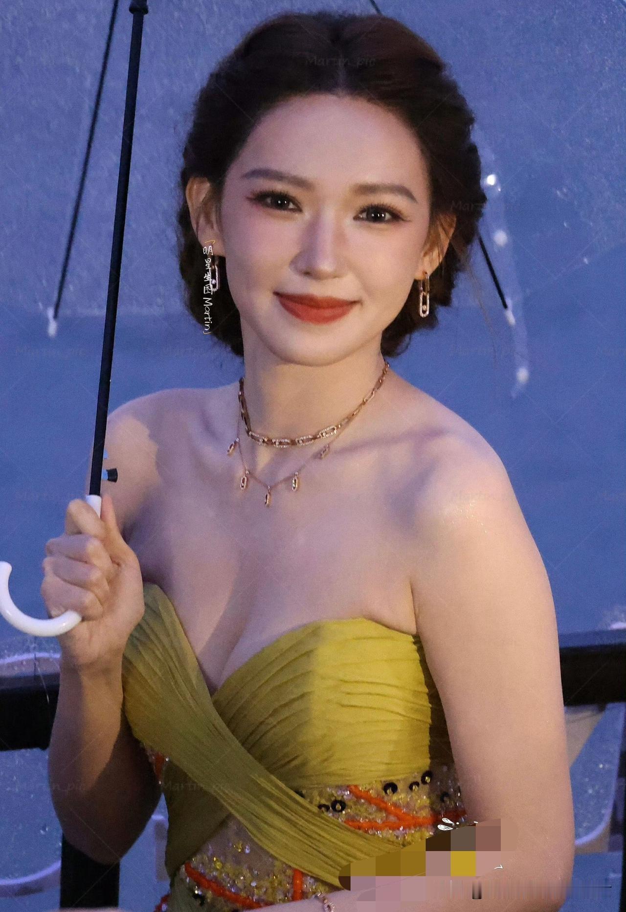 这一夜，被珠圆玉润的程潇惊艳，身材丰满有料，真的比“排骨身材”更有韵味！

就在