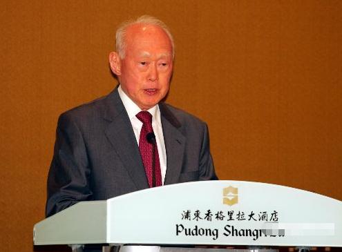 新加坡领导人到处提醒西方“别被中国超了”，表面上是替老朋友着急，骨子里是替港口、