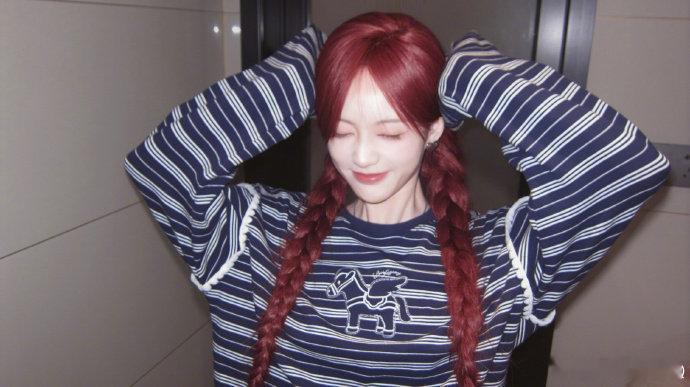 李一桐可曾加入过什么女团  姐姐这组红发自拍真的氛围感十足！长相精致温婉又灵动，