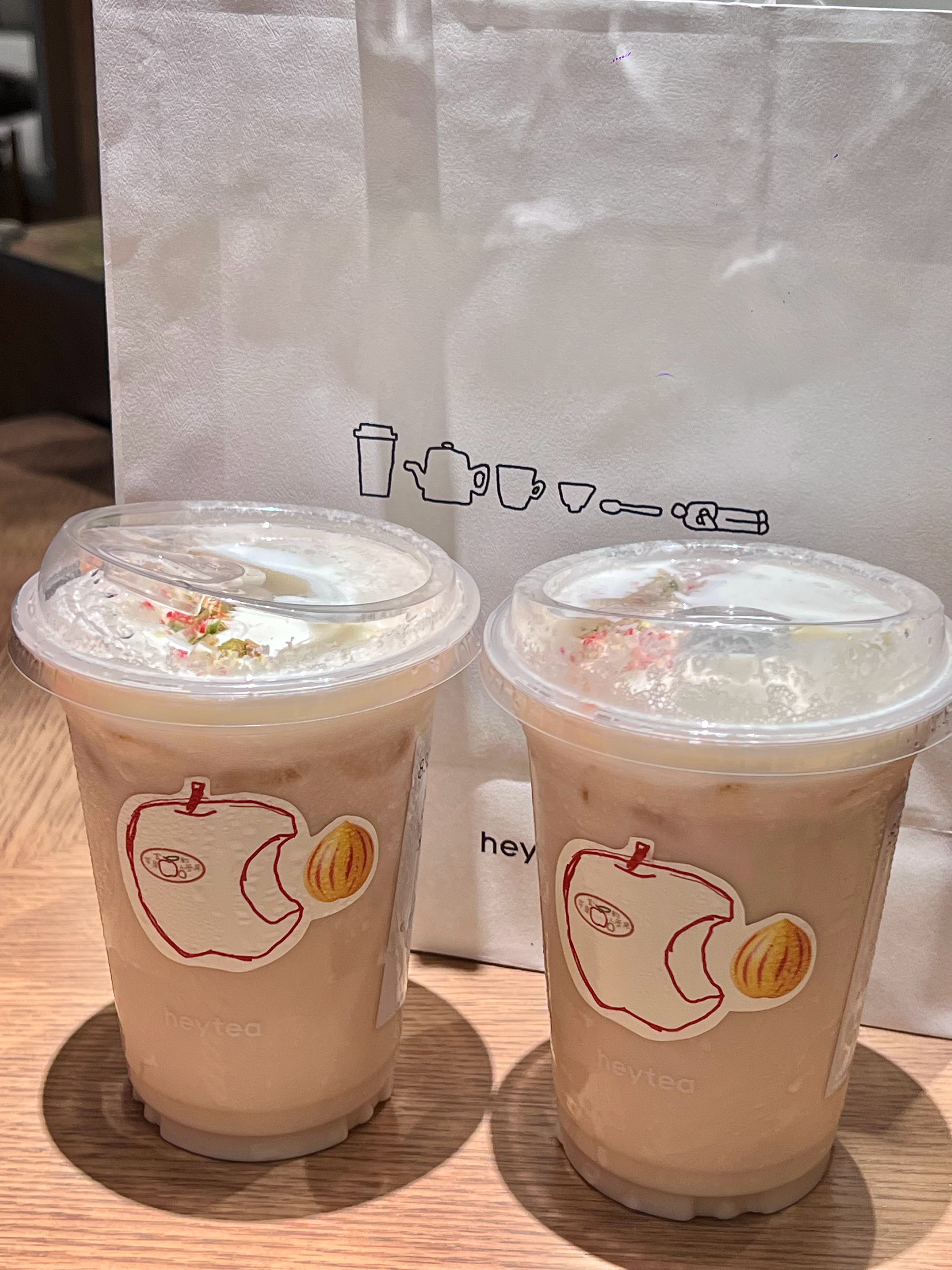 品鉴喜茶新品买一送一中。 
