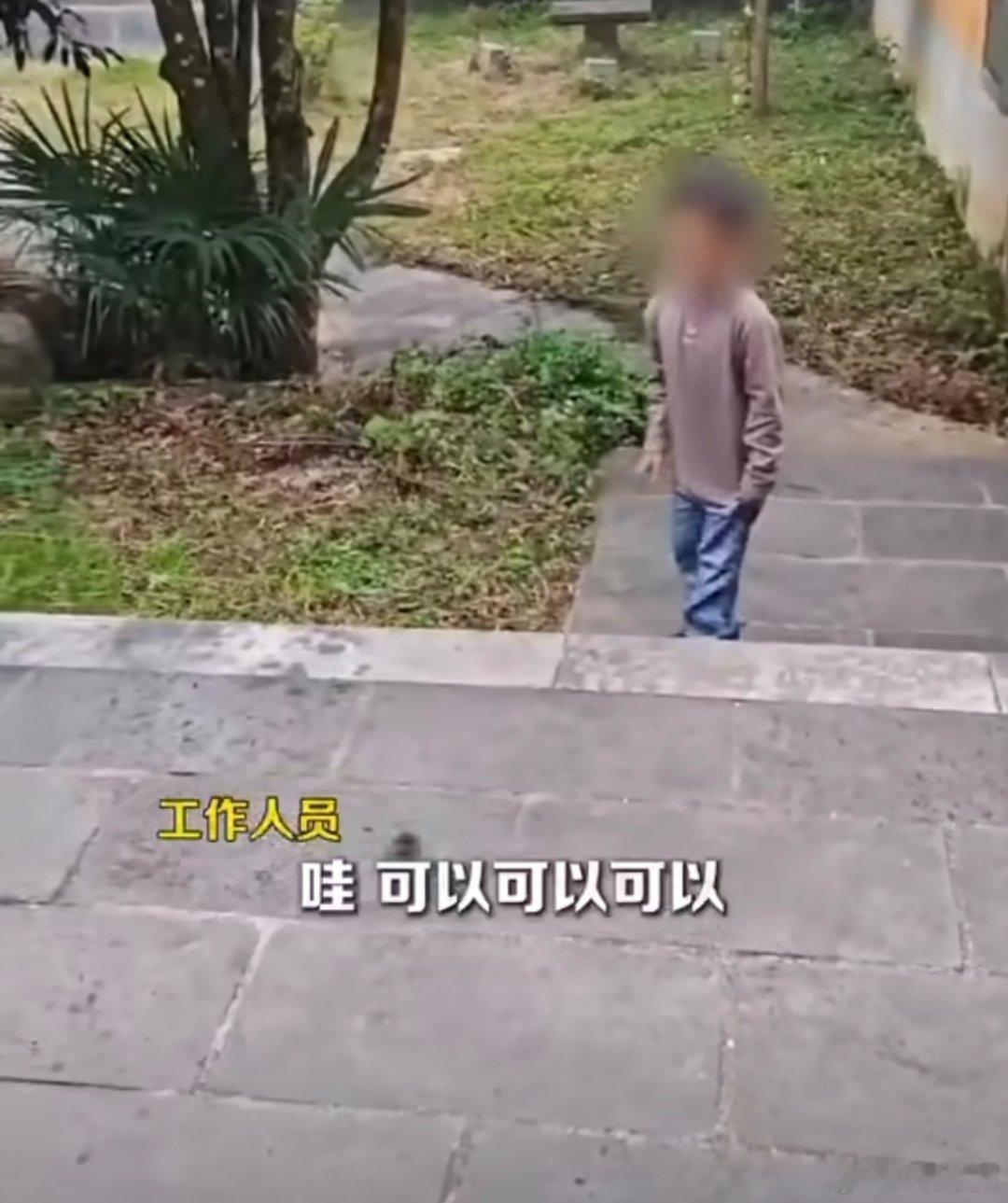 云南通报赤裸小孩事件孩子是亲生的，不知道父母之前咋想的，让孩子不穿衣服爬行的，看