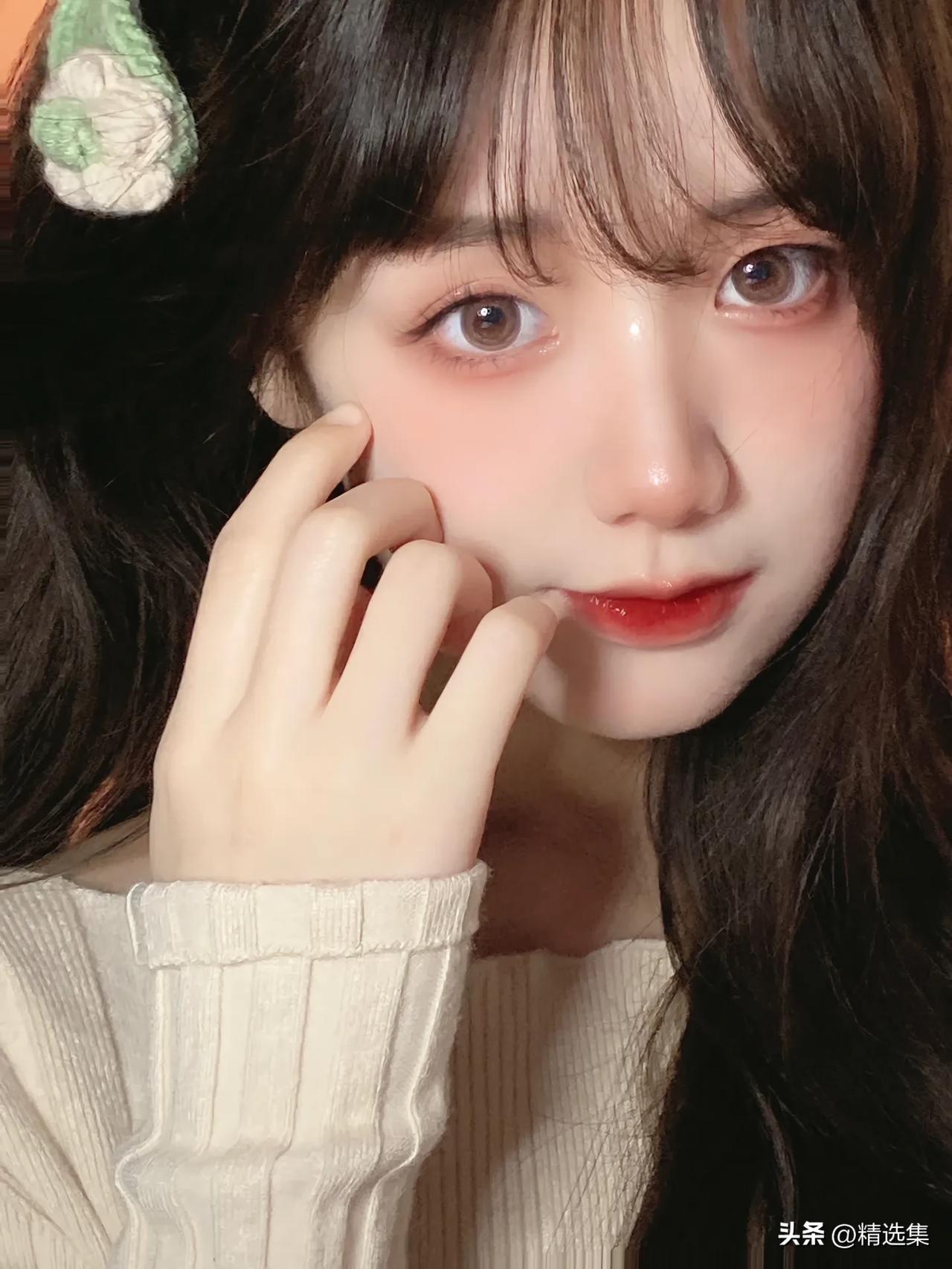 温柔甜美的少女，轻抚脸颊，散发着青春的气息。