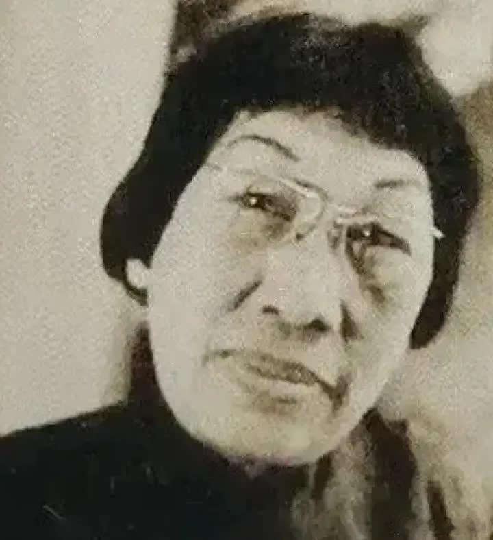 1909年，14岁的女孩被舅舅带到怡春院。鸨母瞥了一眼，顿时嫌弃道：“脸大眼小、