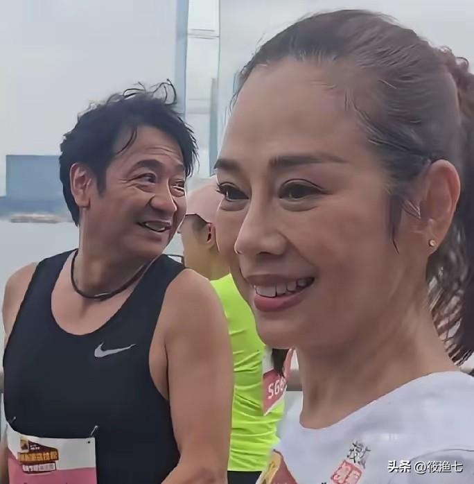 3月26日的香港马拉松比赛，55岁的陈松伶状态引人担忧，体态显年轻，脸却特别显老