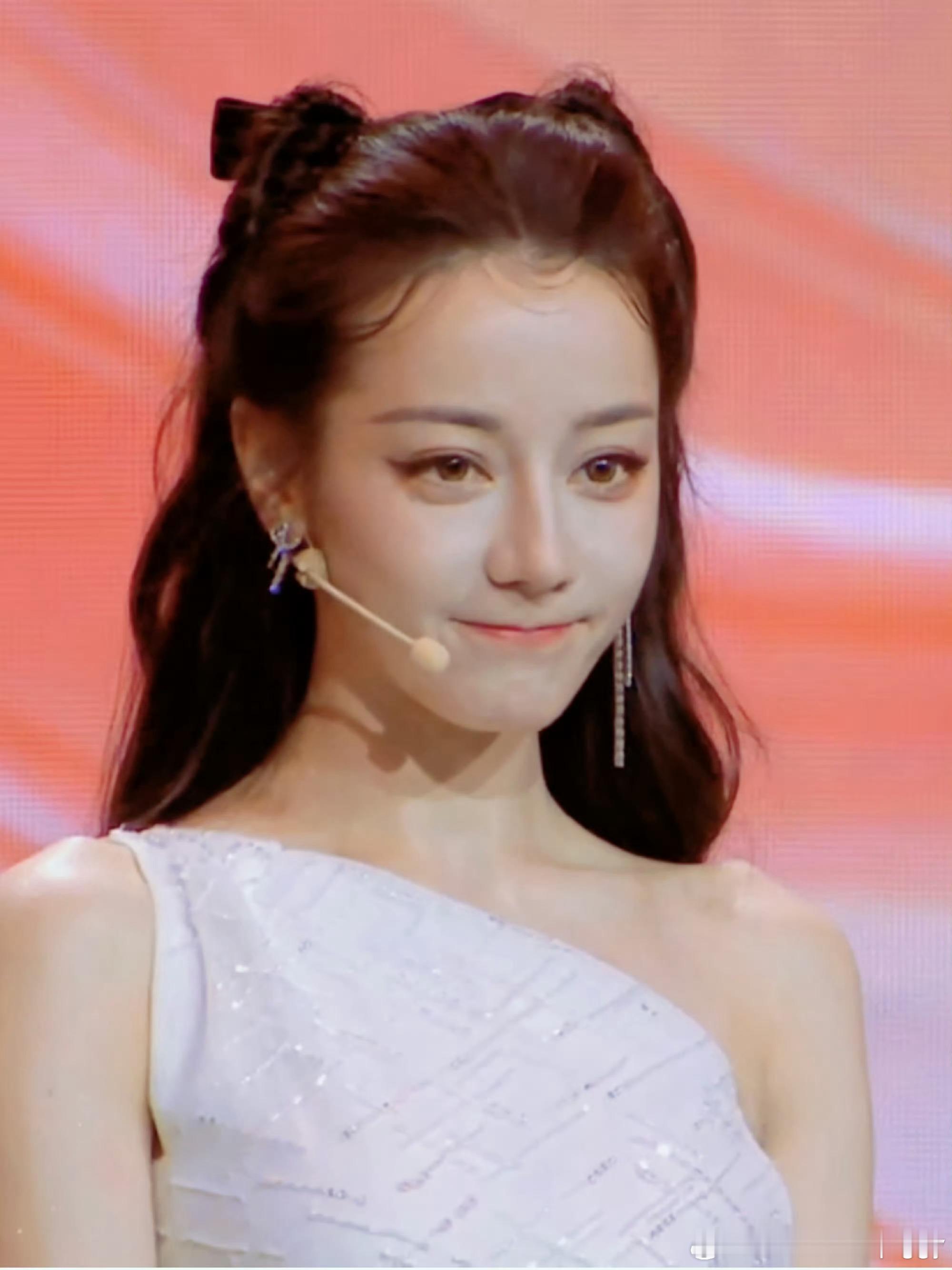 #迪丽热巴 白蝴蝶# ​又幸福了[打call]迪丽热巴美美的很安心，时而御姐时而