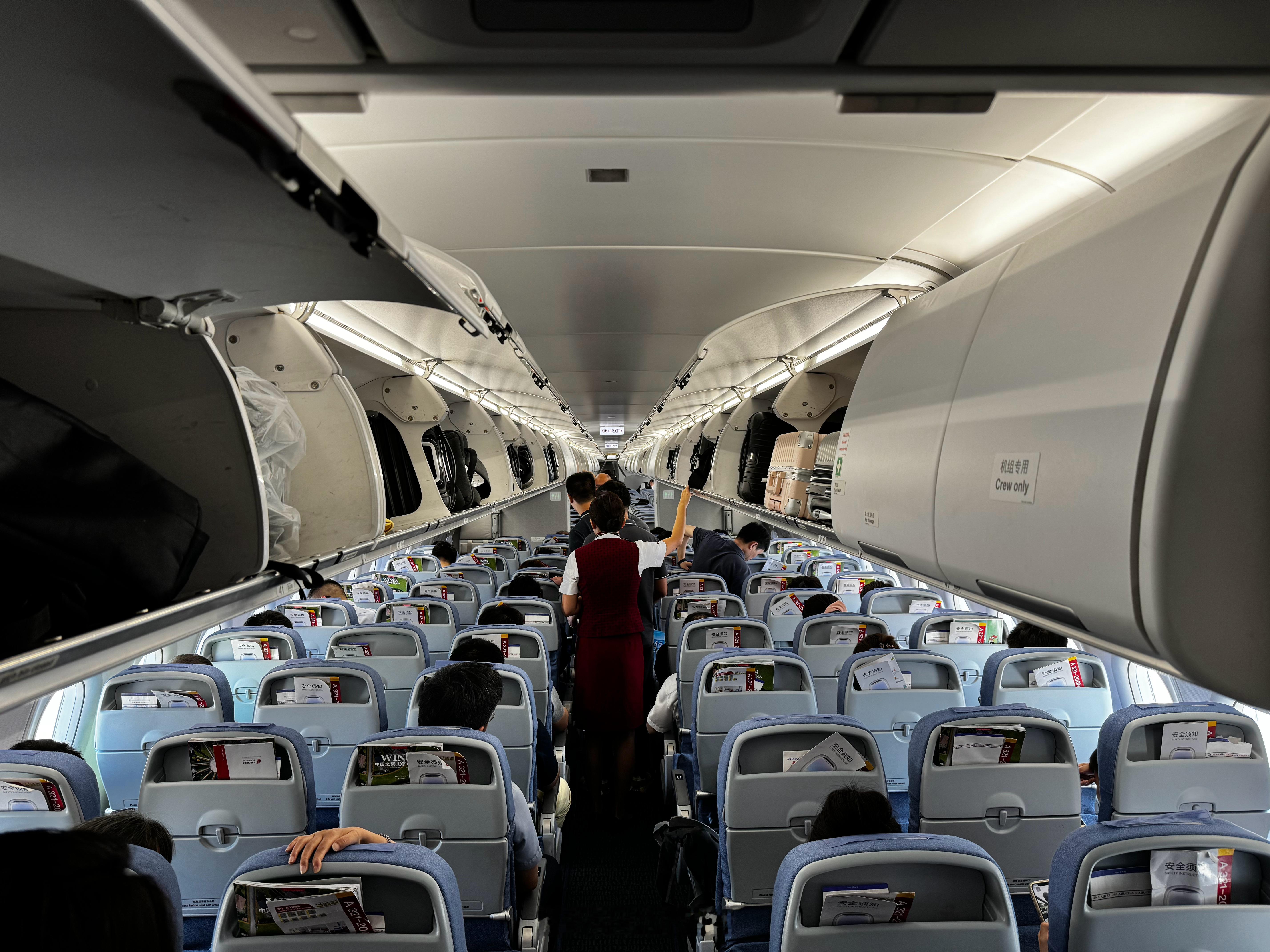 不得不说，A320neo系列飞机上空客这新款超大号行李架真是个好东西，尺寸加大，