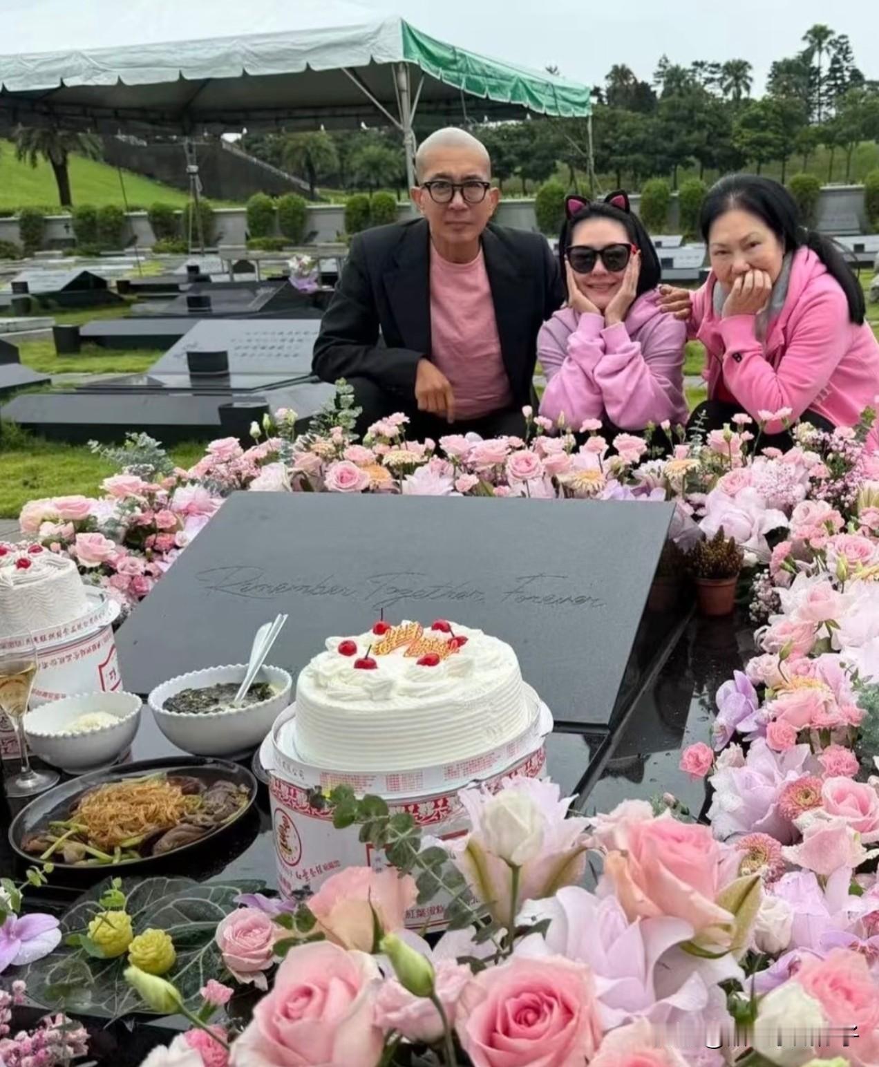 大S50岁冥诞，具俊晔和小S、丈母娘还有范玮琪夫妇一起到墓园给大S过生日。

具