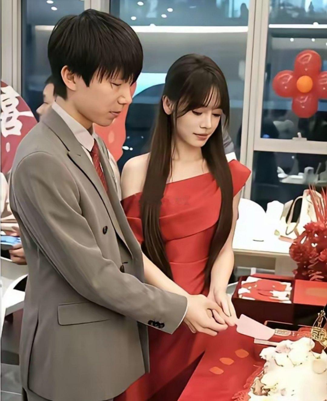 这个男生长得好像日本明星啊，女生很有福气，找了一位这么帅的。 ​​​