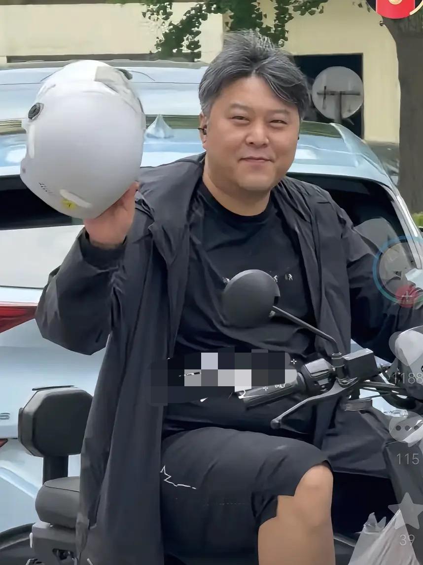 孙逊指导太幽默啦，骑上小电车还需要给球迷展示自己的头盔🪖！
原来孙指导知道自己