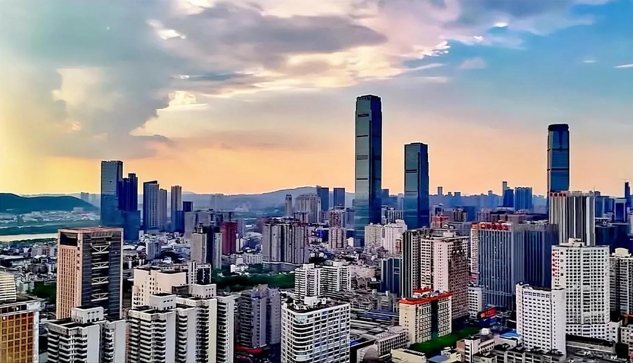 #秋日生活打卡季#长沙高楼虽多，但城建太差劲了，不够气派和大，它的主要方向不集中