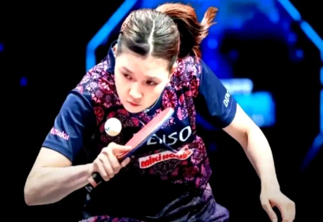 她过去三年见桥本帆乃香一次输一次，这次只用了32分钟就撕碎了剧本。三局横扫，比分