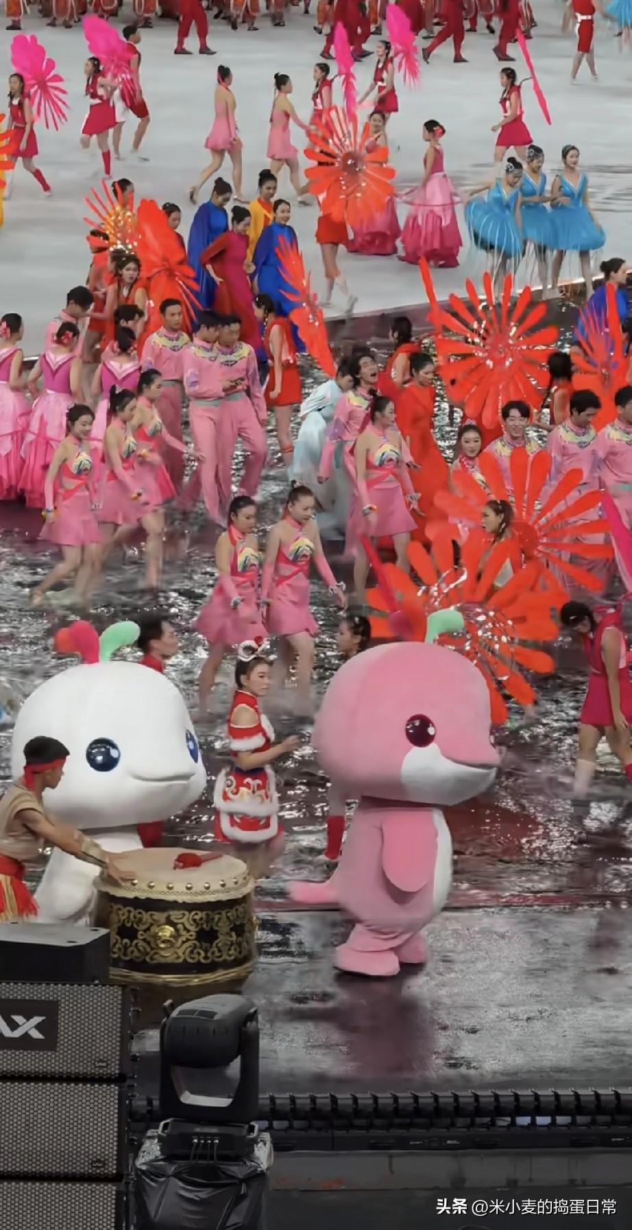 开幕式结束有说有笑的下班氛围!
 
谁能想到全运会开幕式结束是这画风——演员们踩