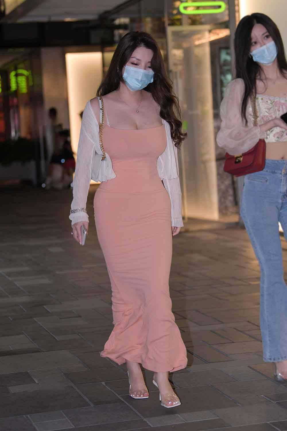粉色包臀裙美女
