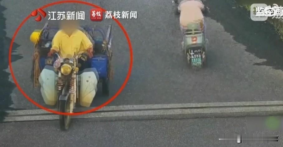 南京一女子把旧书卖给收废品后，才知书里夹着1万多块和土地证。女子顿时懵了：人长啥