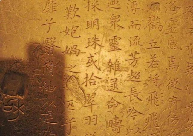 1982年的一个闷热午后，北京西城区一家不起眼的文物商店里，店主秦先生正百无聊赖