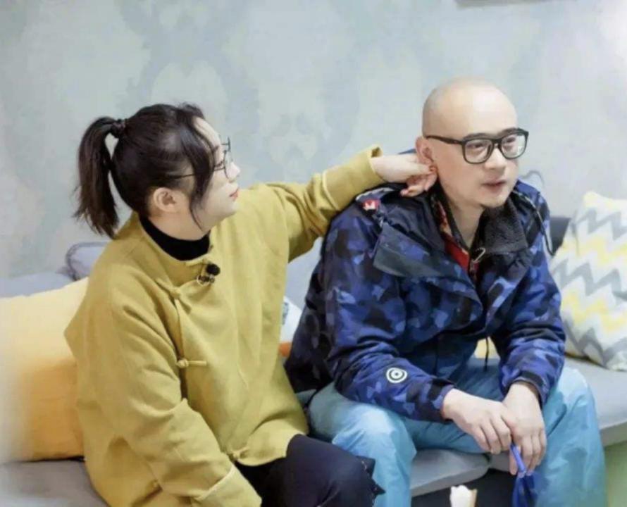 一次，傅首尔收到老公送的花，发现祝福语写错了一个字，她不仅不生气，反而给送货员掏