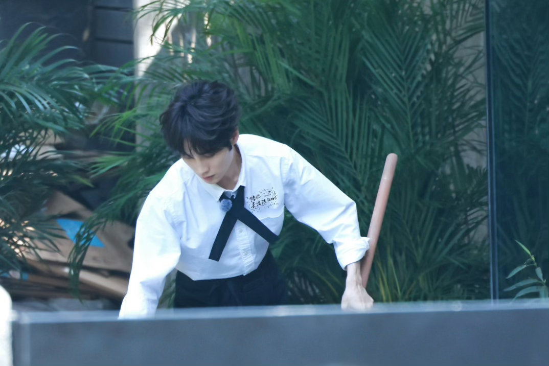 井胧 坐这里看看帅哥建议《风华合伙人》给井胧发两份工资：一份服务员，一份气氛组。