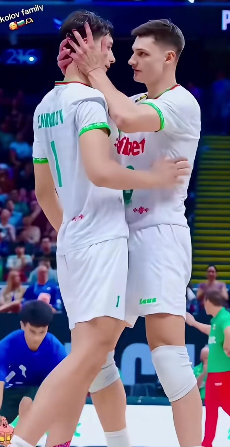 非常喜欢的两位排球运动员，他们是保加利亚的大尼克洛夫和小尼克洛夫，身穿1号球衣的