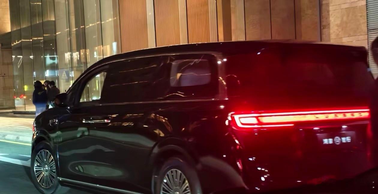 智界v9更多的实车路跑图流出了