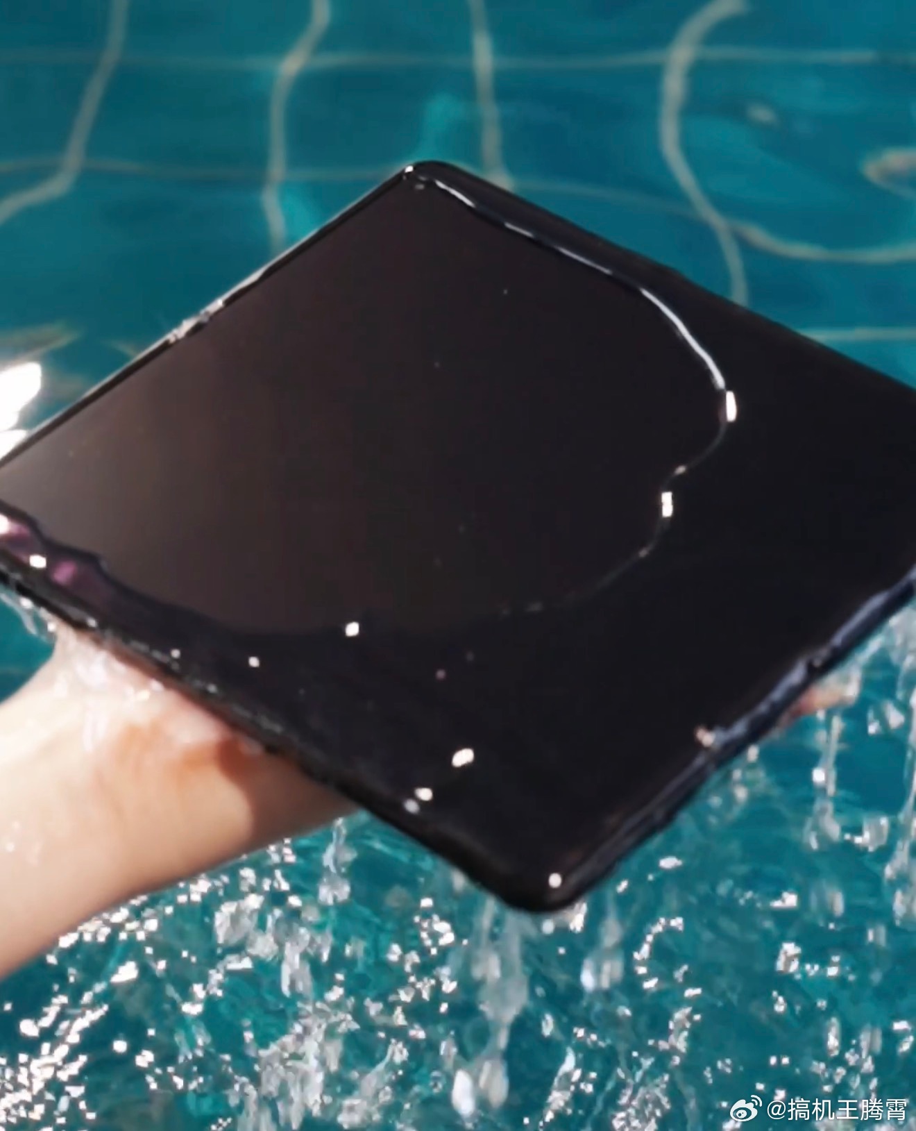 OPPO Find N6真机正面也曝光了，肉眼确实看不到任何折痕，就是不知道绿厂