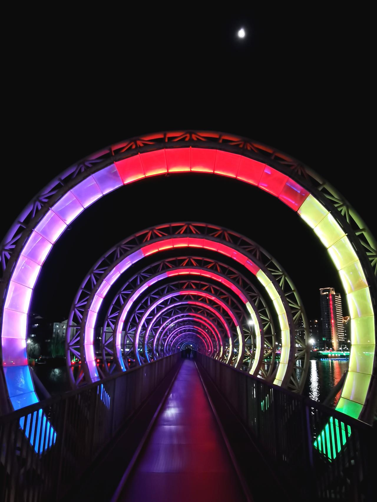 如今的承德网红步行桥，曾经的承钢货运铁路线 ，还是日军侵华战争的铁证。

承德武