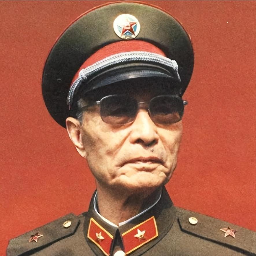 [月亮]1964年，张爱萍将军到酒泉某基地视察，突然，他发现有10多名背着斜挎包