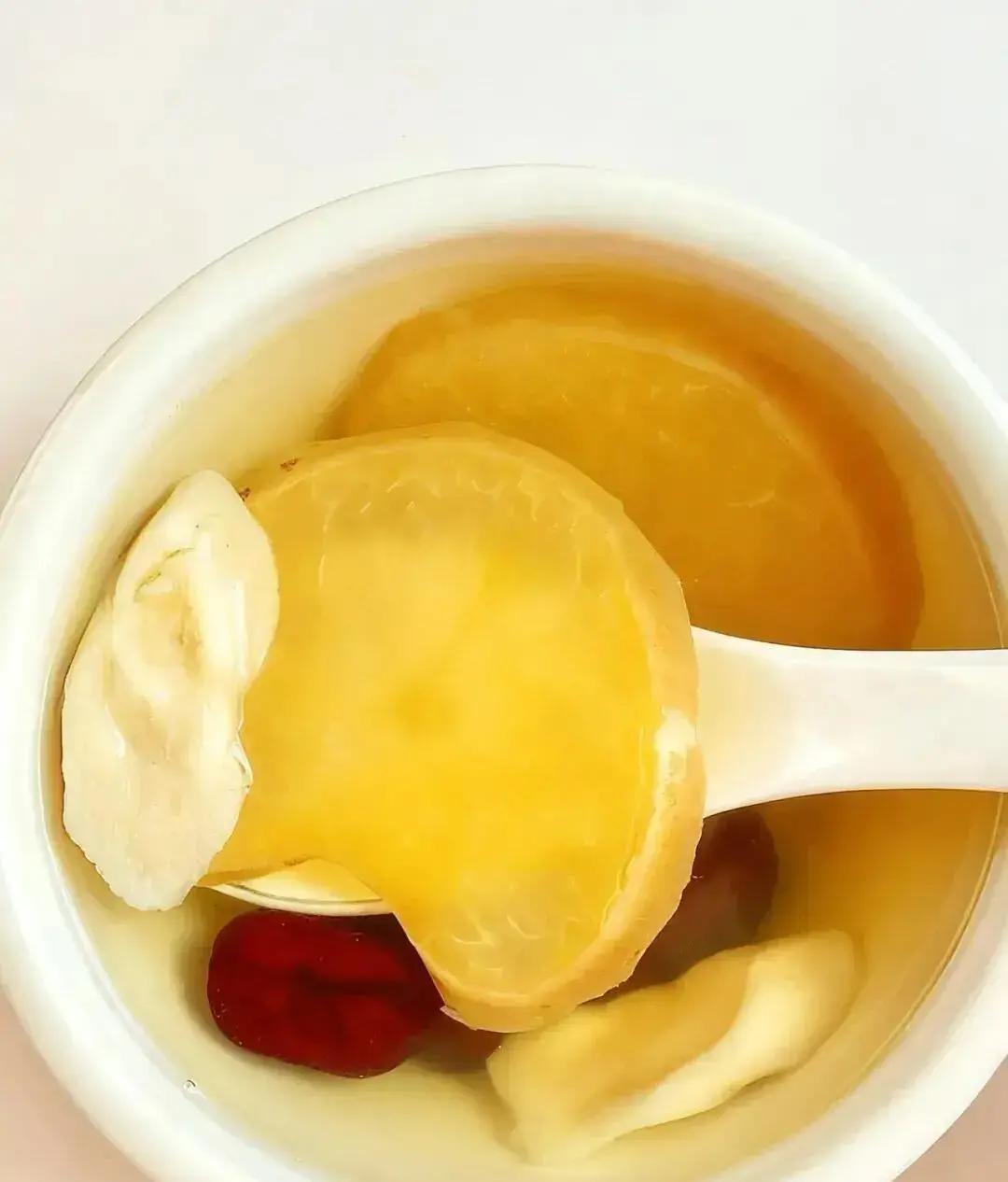 最近小区里不少娃出现手心烫、嘴唇红、晚上翻来覆去睡不好、饭量也跟着掉的情况，家长