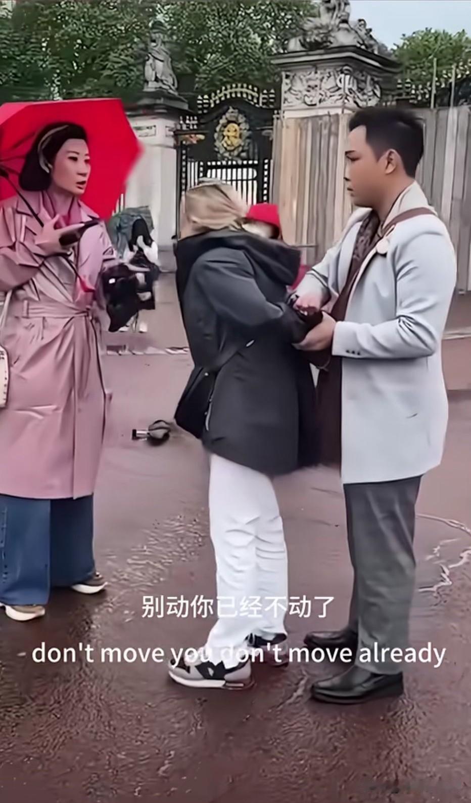 一对中国夫妻俩在海外旅行，在英国抓住了一个小偷。小伙子做的很对，支持，中国人就应