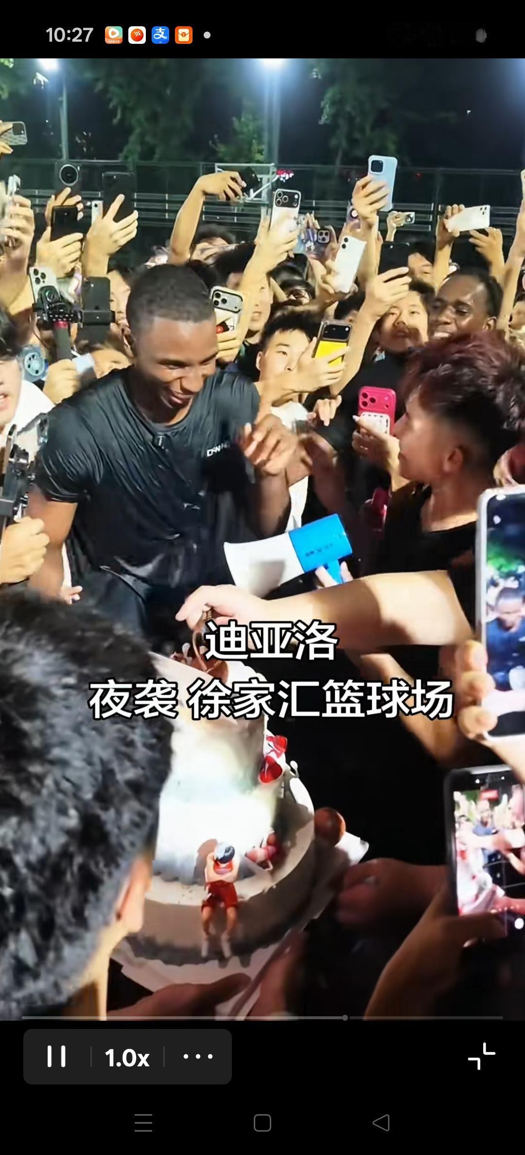 迪亚洛夜袭徐家汇篮球场，受到当地球迷的热烈欢迎！
亚诺确实是中国最受欢迎的外援。