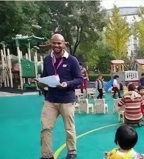 广州天河一位妈妈看到黑人男外教的新闻，晚上为女儿退园。
园方解释说外教有证，她说