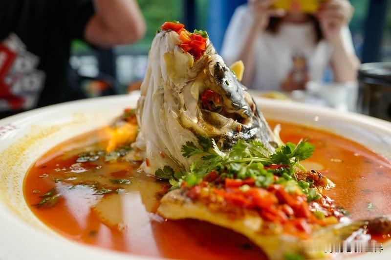 “剁椒鱼头”毫无疑问属于湘菜。这道菜选鳙鱼鱼头，搭配经过1 - 2个月发酵的剁椒