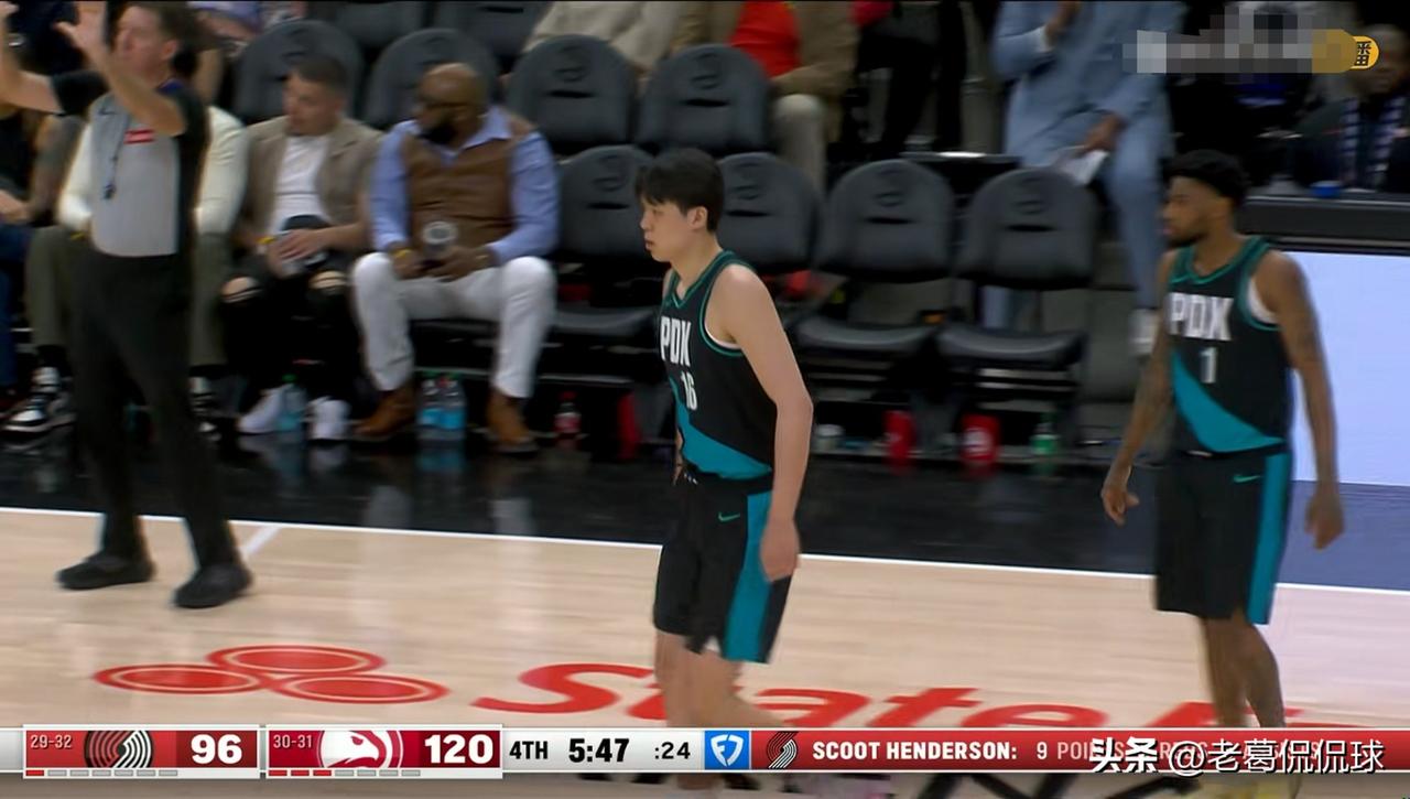 开拓者新秀杨瀚森终于不气喘吁吁了！在今天开拓者客场以101：135惨败于老鹰的比