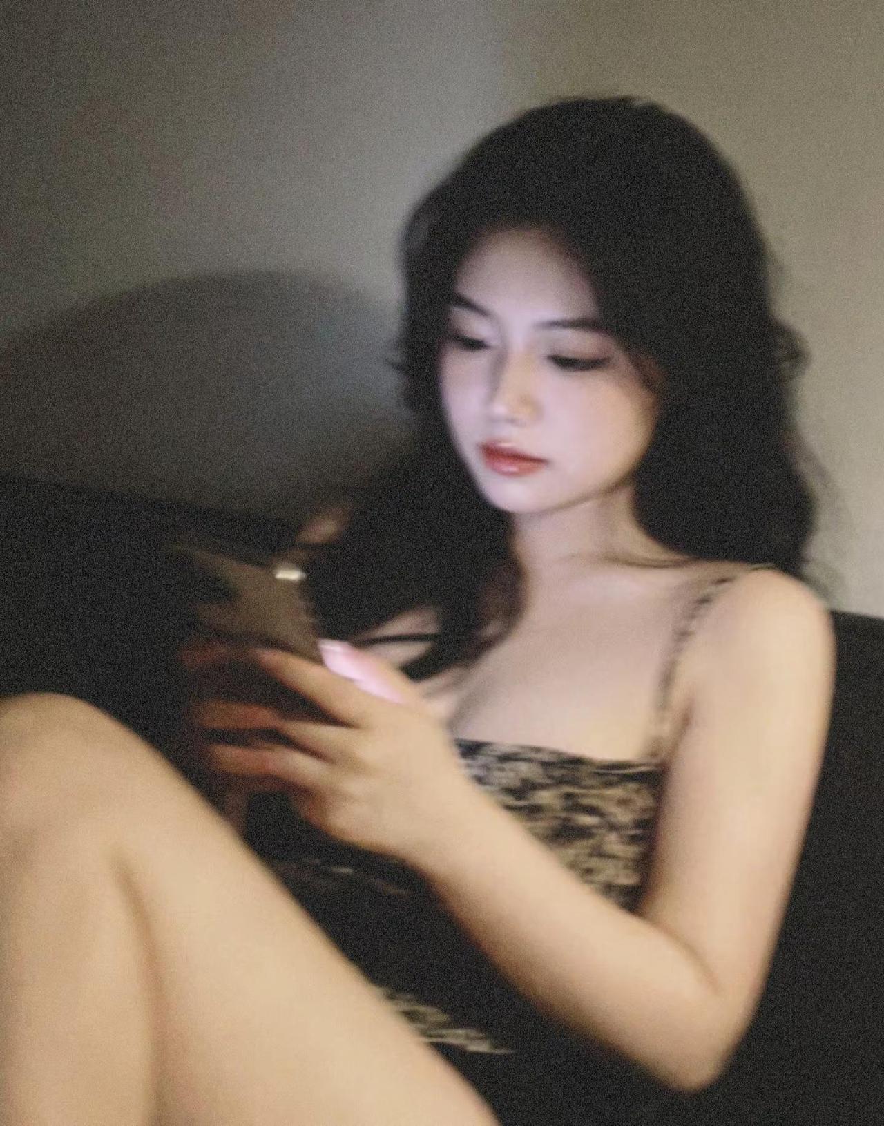 无聊。辣妹 sexygirl 黑色吊带裙怎么搭配才好看 温柔豹纹