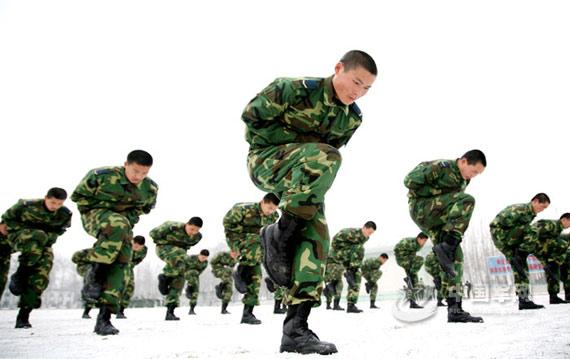 4月21日，台海空域发生了让人振奋的一幕，台空军战机对正在执行常规巡航任务的解放