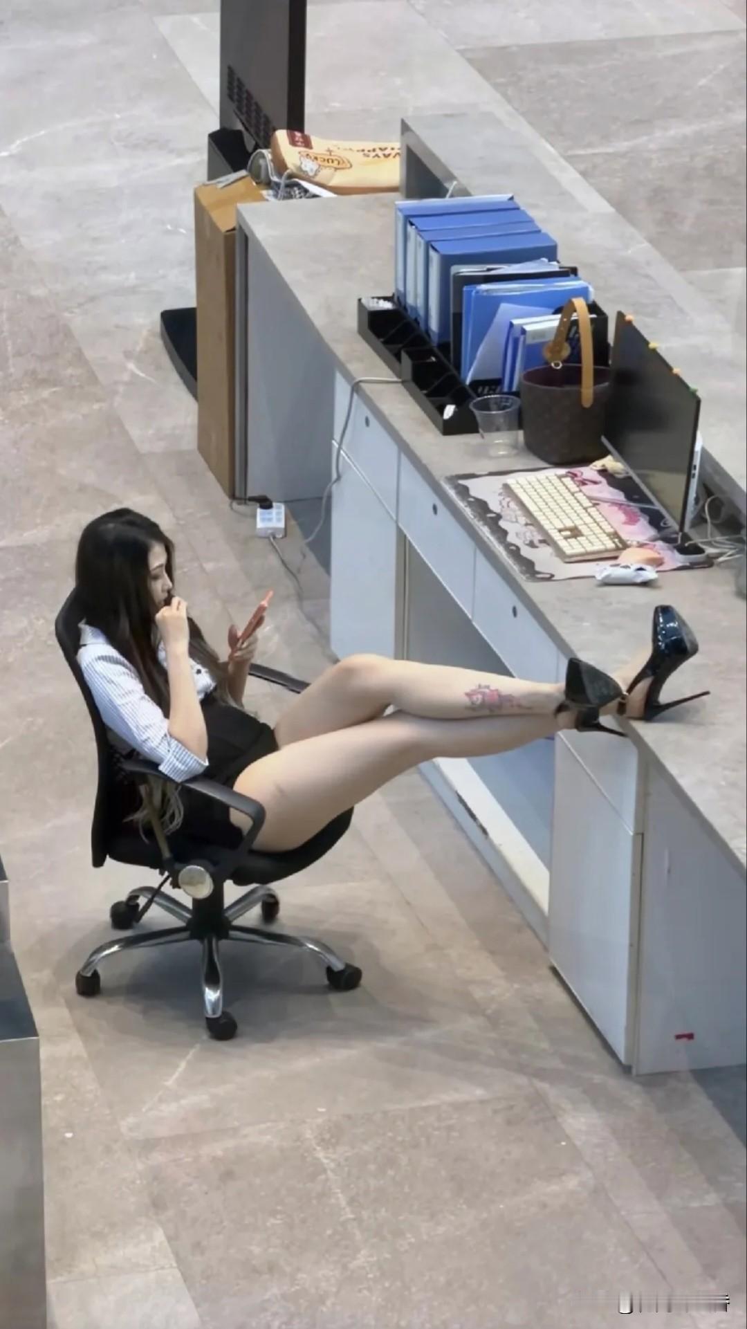 奇葩的前台着装要求，
上班实在让人左右为难…
 
有网友吐槽，入职一家小型金融公