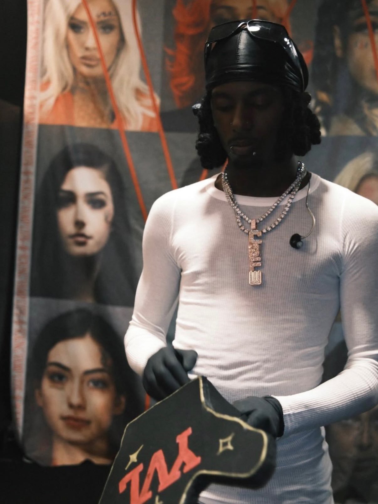 Playboi Carti 戴着 Lil Baby 送给他的 CBFW 项链 