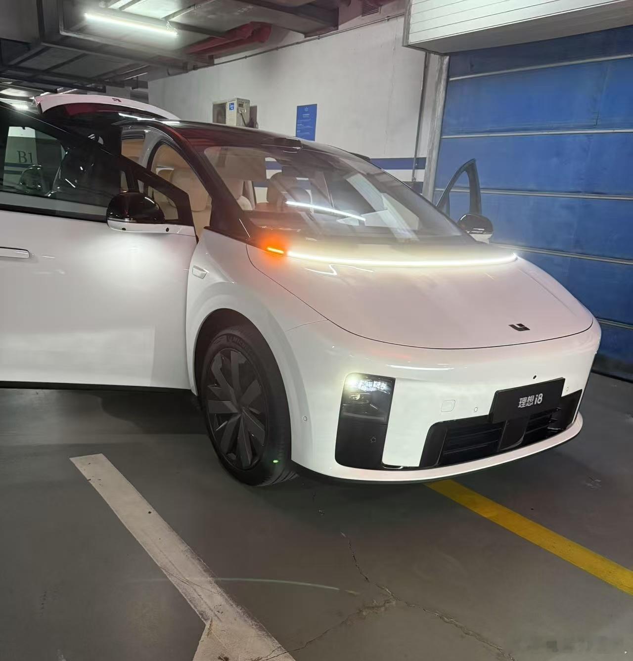 理想i8内饰曝光 这个三排空间直观上看是比较凑合，应该就是能救急用 三排坐人情况