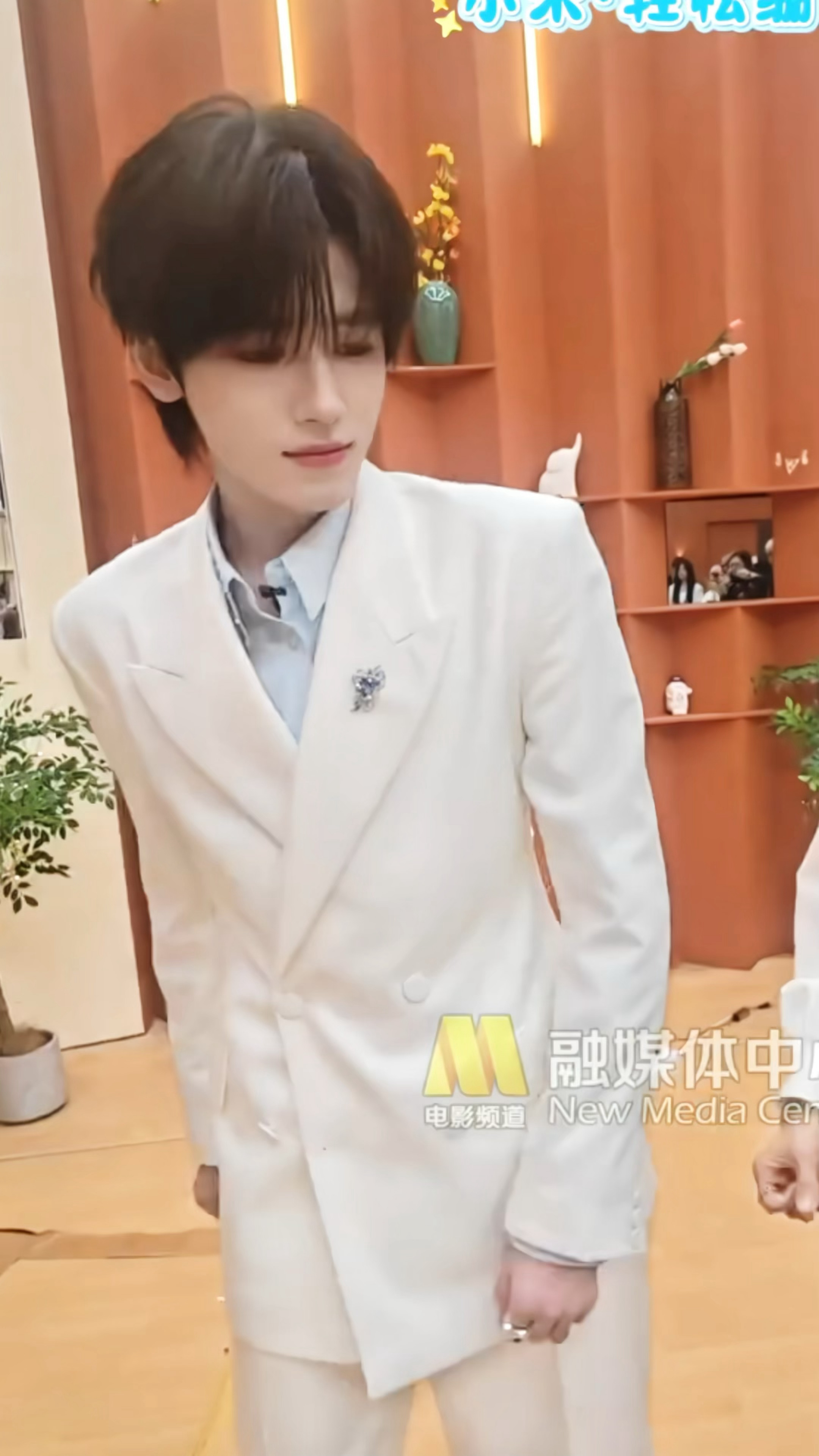 让狗卖艺，扭的咬牙切齿的，想的是马上就咬薯你！ 