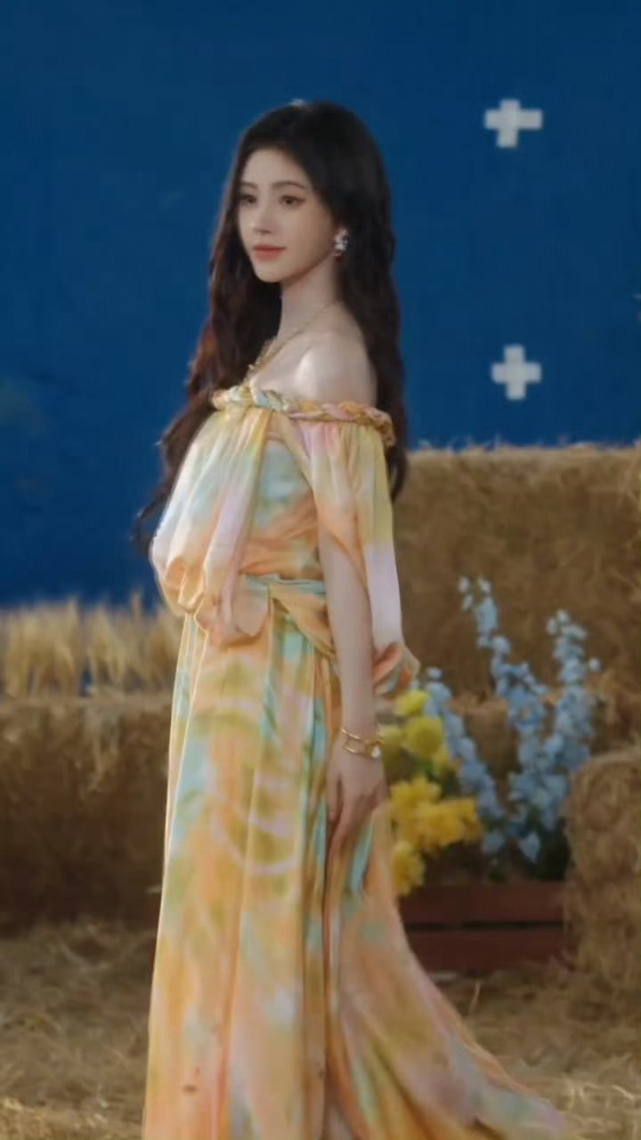 鞠婧祎行走衣服架子鞠婧祎忒有劲了 鞠婧祎真的是行走的衣服架子，各种风格都能完美驾