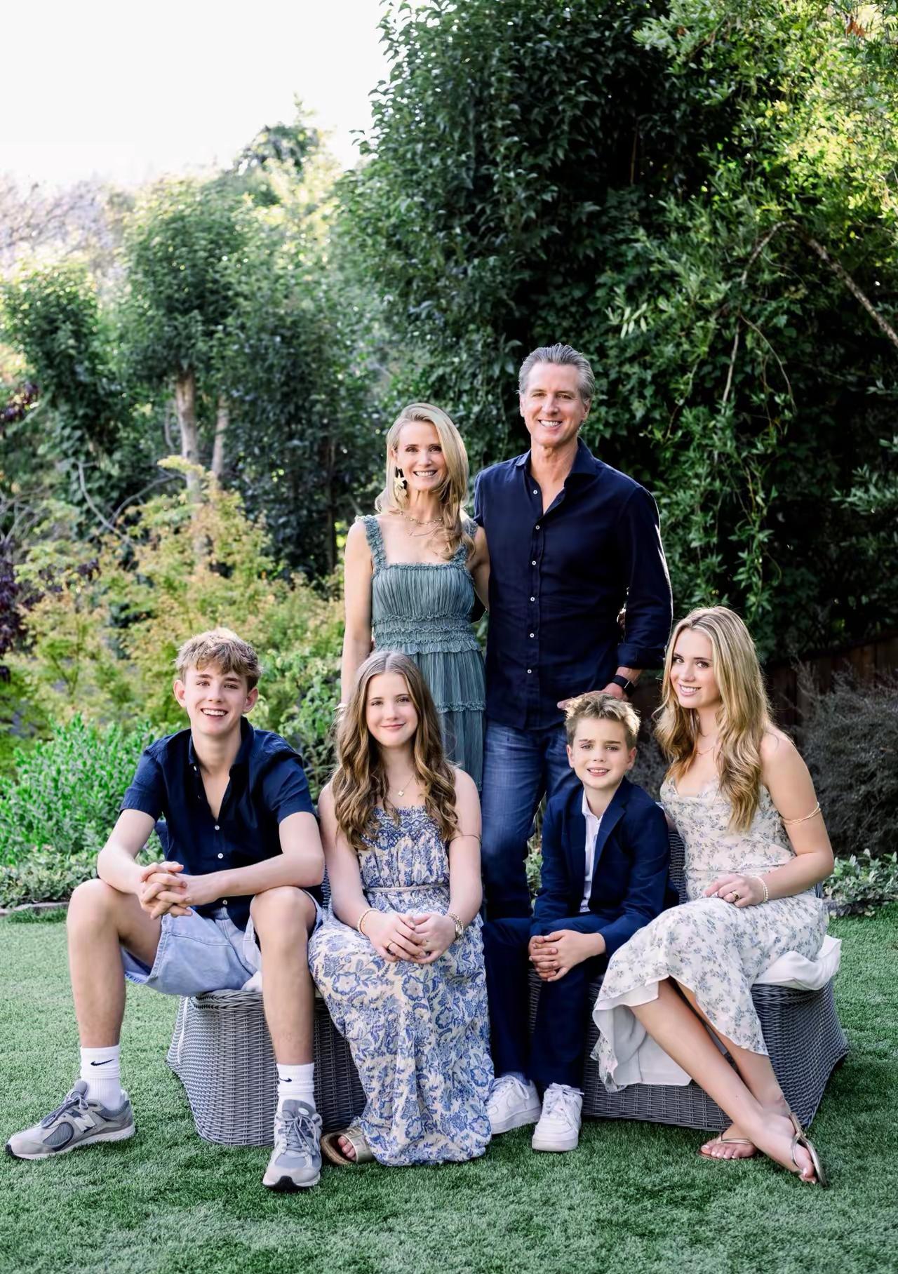 最近全网都在刷屏加州州长纽森的全家福——61岁的州长夫妇带着四个混血娃亮相，俩儿