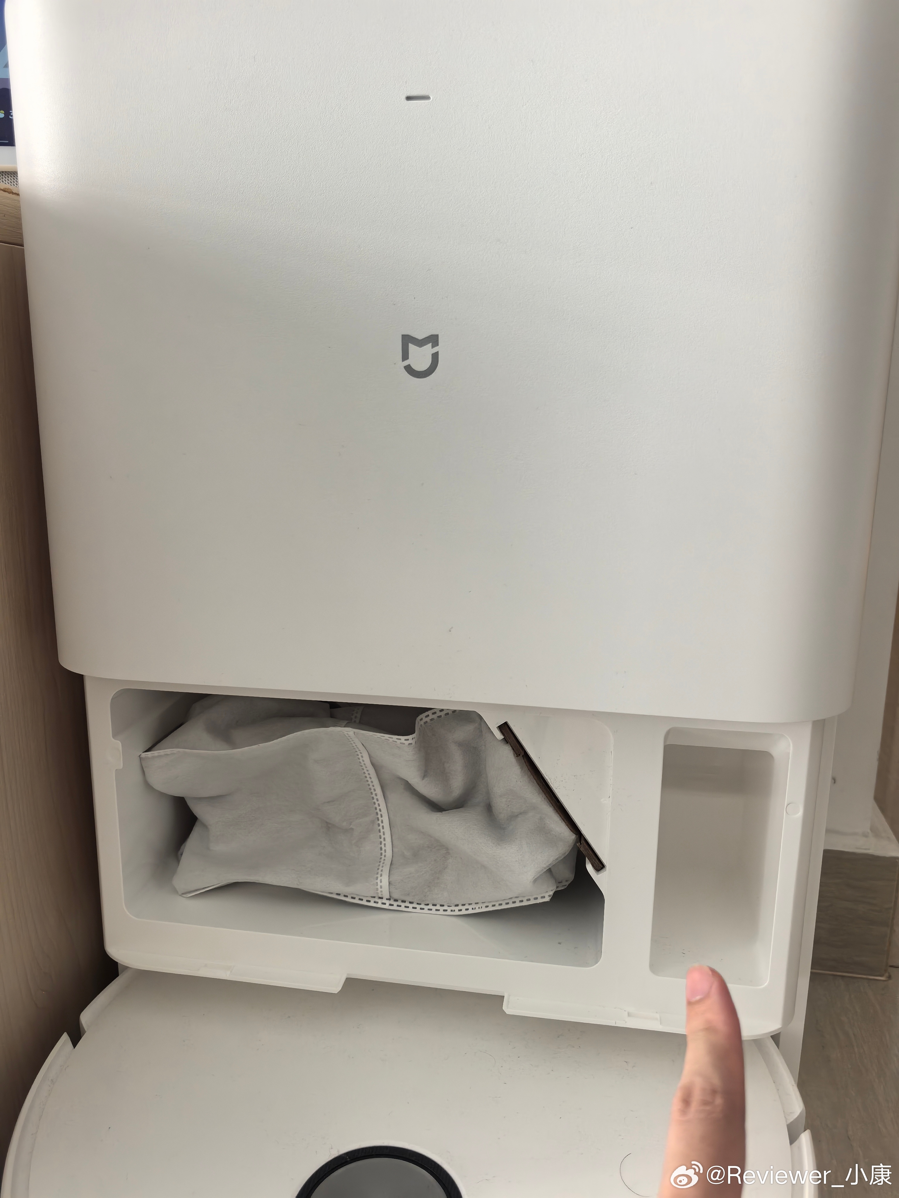 小米扫地机器人有一个储物盒，盖上盒子，非常隐蔽，用来放私房钱老婆肯定不知道[来抱