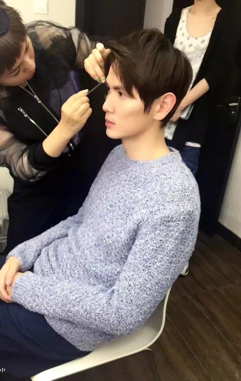 经纪人发来她在2016年今日随手拍的这张照片说：“十年前吹弹可破。”我回：“十年